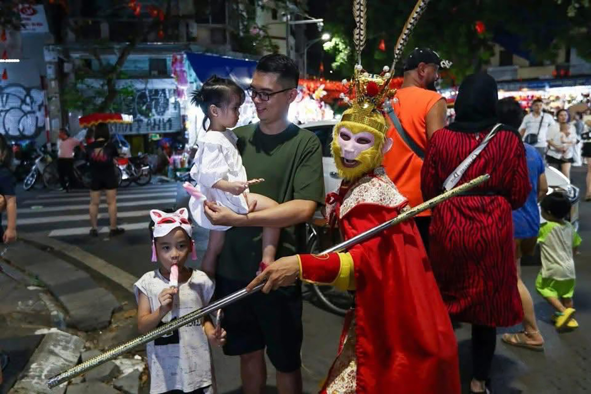 Tối trung thu ở phố đi bộ trung