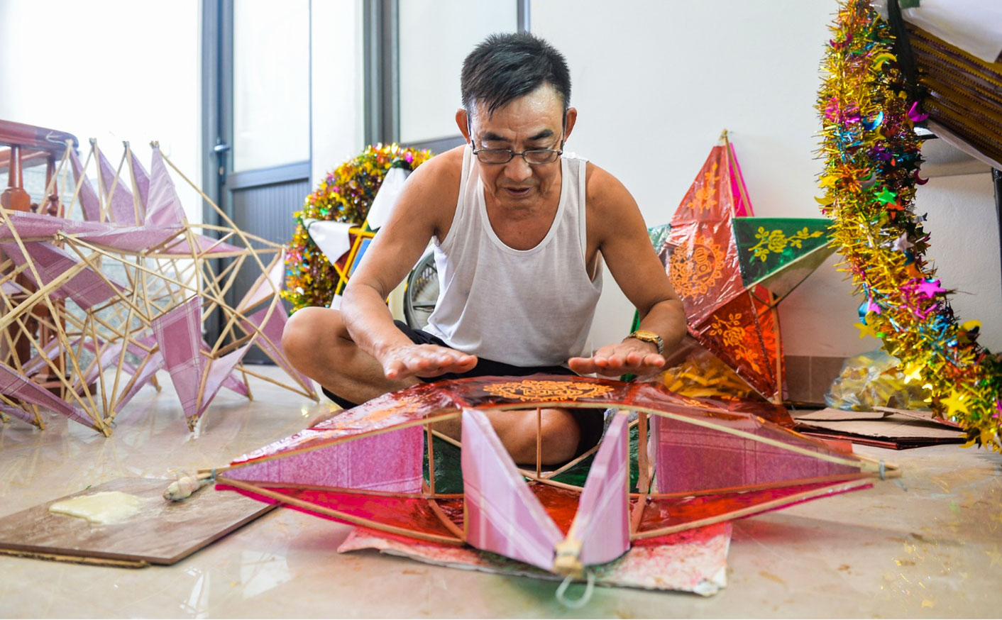 Quấn giấy kiếng phủ lên khung