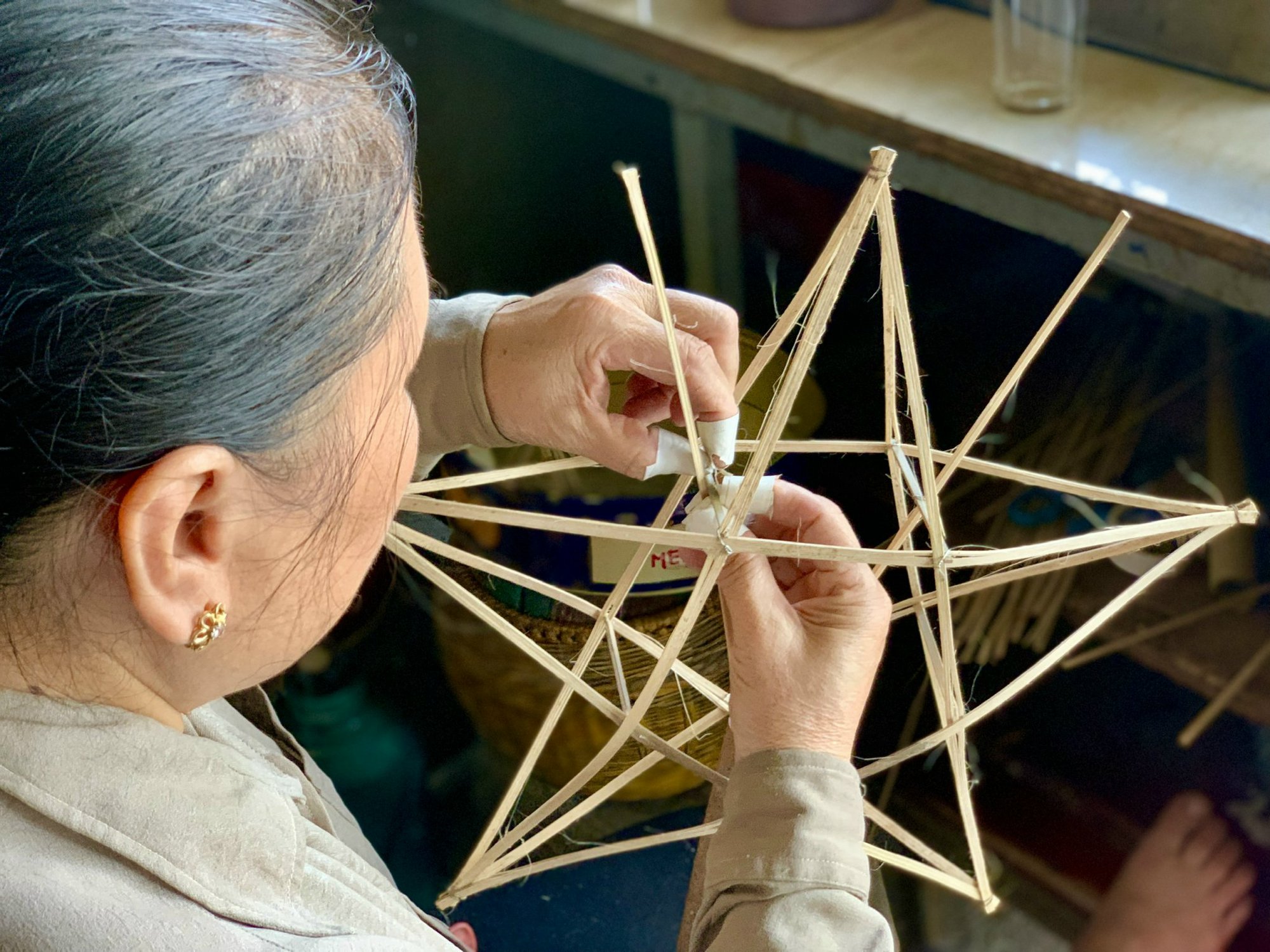 Tạo khung ngôi sao bằng nan tre